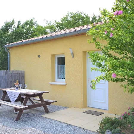 Holiday home Alluring In Largenti Re With Pool
